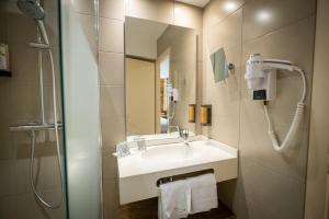 Hotels Logis Hotel de la Tour : photos des chambres