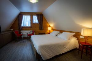 Hotels Logis Hotel de la Tour : photos des chambres