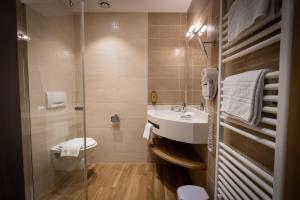 Hotels Logis Hotel de la Tour : Chambre Familiale