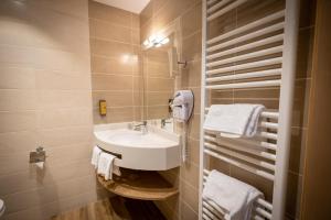 Hotels Logis Hotel de la Tour : photos des chambres