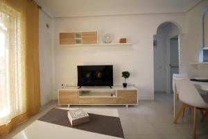 Apartamento con piscina en urbanizacion parquemar, La Mata, Torrevieja AQ-153