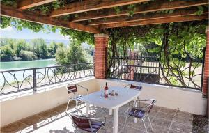 Maisons de vacances Awesome Home In Jaulgonne With 2 Bedrooms And Wifi : photos des chambres