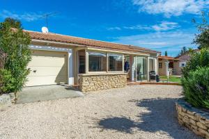 Maisons de vacances House with pool and garden at the doors of Avignon - Welkeys : photos des chambres