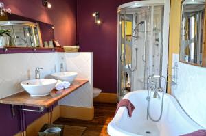 B&B / Chambres d'hotes Chateau La Touanne Loire valley : Chambre Double ou Lits Jumeaux Confort avec Baignoire