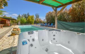 Maisons de vacances Beautiful Home In Linguizetta With Outdoor Swimming Pool, Wifi And Private Swimming Pool : photos des chambres