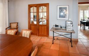 Maisons de vacances Nice Home In Avignon With Wifi, Private Swimming Pool And 4 Bedrooms : photos des chambres