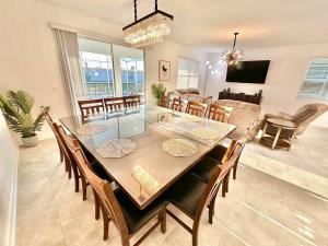 Super 8BR Resort Pool Vacation Home Near Disney