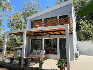 Stream House - Luxury living next to the river - Makrilies