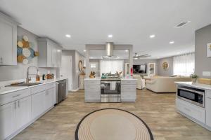 Magnolia - Family-Friendly Comforts, TVs, Grill & Just Steps to the Beach!