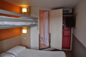 Hotels Premiere Classe Clermont-Ferrand Aubiere : Chambre Triple (1 Lit Double et 1 Lit Simple)