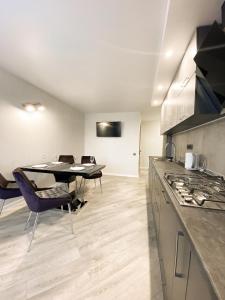 Стильні апартаменти в самому Центрі біля Корпусного саду - Мережа HELEN