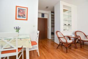 Modern Studio 200m from the Beach