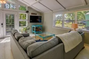 Oak Island Vacation Rental - 2 Blocks to Beach! - ساوثبورت