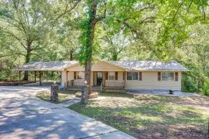 Peaceful Alabama Vacation Rental with Large Deck - Lisman