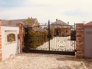 Altes Gewölbe mit Sauna und Whirlpool im Außenbereich