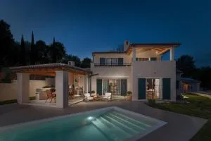 Villa Bora with Sauna and Heated Pool - Obrov