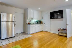 Gulf Breeze Vacation Rental for 2 with Pool Access!