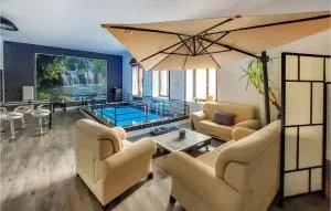 Cozy Apartment In Saint-Bonnet-Le-Châtea - Périgneux