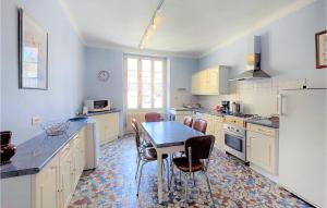 Maisons de vacances Beautiful Home In Volnay With Wifi And 4 Bedrooms : Maison de Vacances 4 Chambres