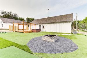 Texas Family Home with Hot Tub 1 Mi to Lake Whitney - 3hvězdičkové hotely ve městě Whitney