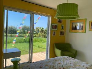 Sejours chez l'habitant La Maison Bleue-Sciotot-Les Pieux : Chambre Double avec Terrasse