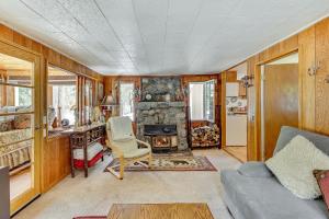 Cozy Forest Falls Rental Cabin Near Hiking Trails!