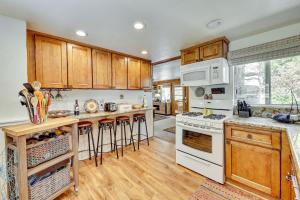 Cozy Forest Falls Rental Cabin Near Hiking Trails!
