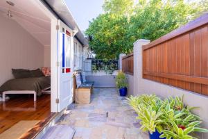 West End Luxury 5B3B Home w Parking and Home Pod Music System M9