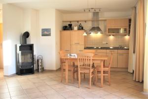 Roter Erik App 1, EG re