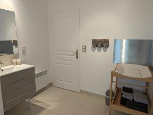 Maisons de vacances Gite Salles-de-Barbezieux, 4 pieces, 6 personnes - FR-1-653-80 : photos des chambres