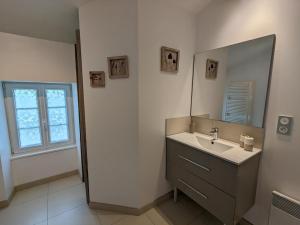 Maisons de vacances Gite Salles-de-Barbezieux, 4 pieces, 6 personnes - FR-1-653-80 : photos des chambres