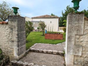 Maisons de vacances Gite Salles-de-Barbezieux, 4 pieces, 6 personnes - FR-1-653-80 : photos des chambres