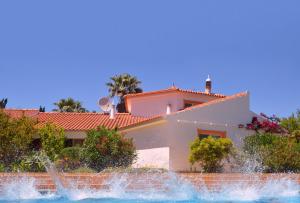Villa Lagos Algarve for families & friends, 6 bedrooms, 7 bathrooms, pool, BBQ, central heating