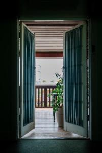 Commercial Hotel