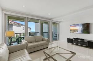 Ocean Breeze Retreat 2bed 2bath, Heated Pool!