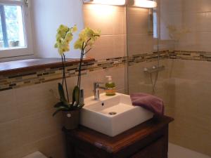 Appartements Logis Muraille Romaine, Centre Historique, Lit queen size : photos des chambres