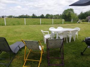 Maisons de vacances L'Opaline, Jolie Maison avec Jardin 6 pers,10km Honfleur, linge et internet inclus : Maison 3 Chambres