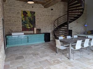 Maisons de vacances La Grange de la Porterie - Magnificent House and Barn Conversion in Historic village : photos des chambres