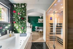 Appartements Sauna, jacuzzi, terrasse et parking : photos des chambres