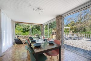 Maisons de vacances LES CIGALES Villa for 8 by Sunset Riviera Holidays : photos des chambres