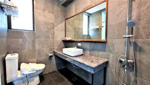 Phòng Deluxe Giường Đôi Với Ban Công và Tầm Nhìn Ra Biển (Deluxe Double Room with Balcony and Sea View)
