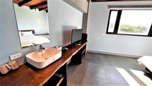Phòng Gia đình Hướng biển (Sea View Family Room)