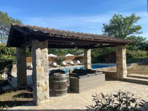 Maisons de vacances Vieux mas dans un parc arbore avec piscine : photos des chambres