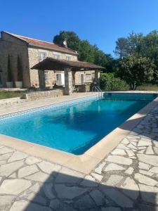 Maisons de vacances Vieux mas dans un parc arbore avec piscine : photos des chambres