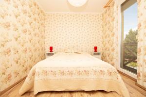 976 - Lakóparkban teljes panorámás, közvetlen vízparti, 2 szobás modern apartman