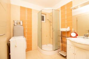 976 - Lakóparkban teljes panorámás, közvetlen vízparti, 2 szobás modern apartman