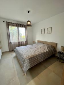 Appartement climatisé neuf au calme, proche centre-ville, 4 minutes en voiture plage et commerces