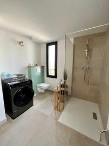 Appartement climatisé neuf au calme, proche centre-ville, 4 minutes en voiture plage et commerces