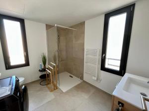 Appartement climatisé neuf au calme, proche centre-ville, 4 minutes en voiture plage et commerces