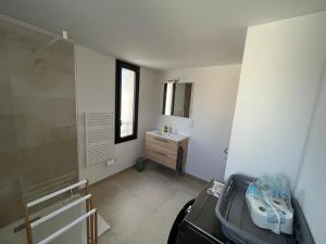 Appartement climatisé neuf au calme, proche centre-ville, 4 minutes en voiture plage et commerces